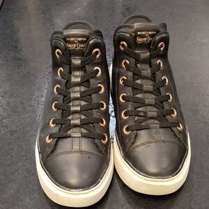 Skechers Black Sneakers with Classic Low-Top Design